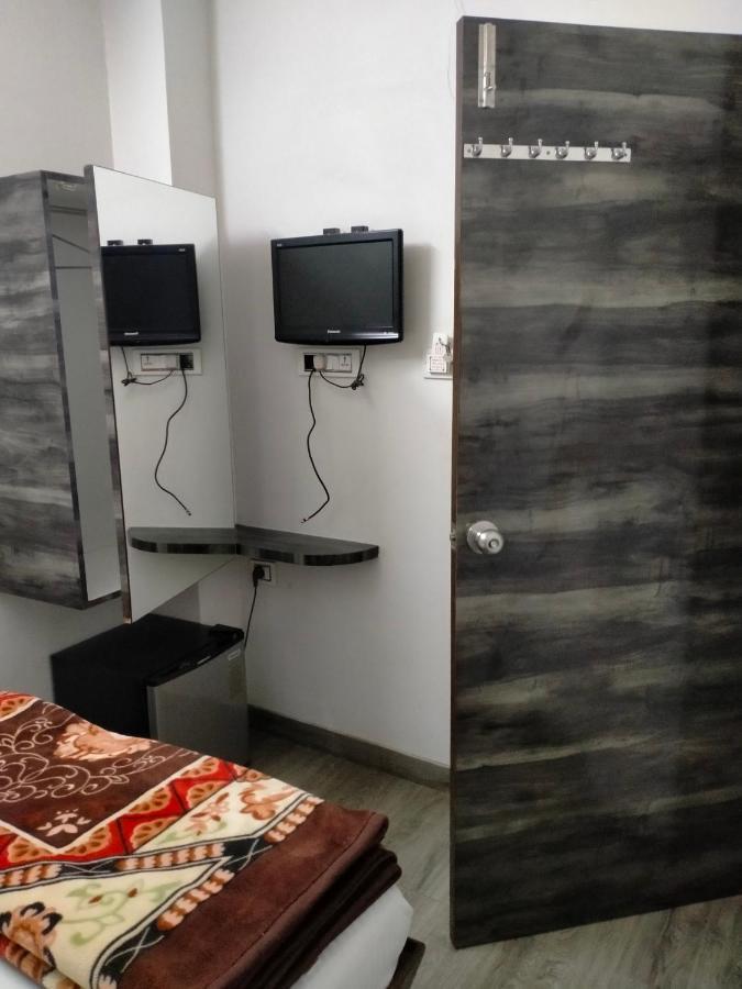 מומביי Hotel Broadway Colaba מראה חיצוני תמונה