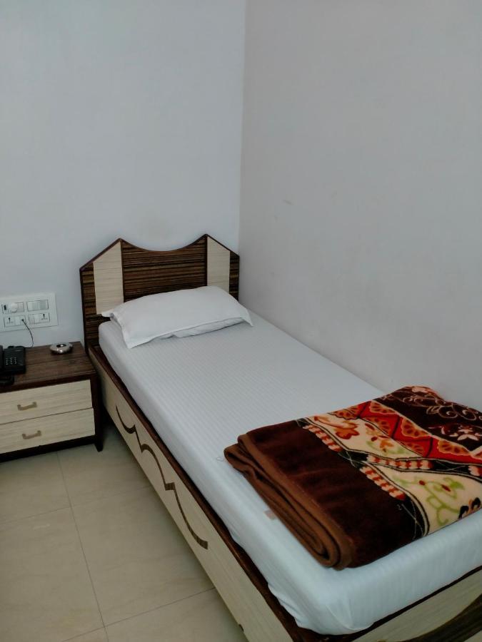 מומביי Hotel Broadway Colaba מראה חיצוני תמונה