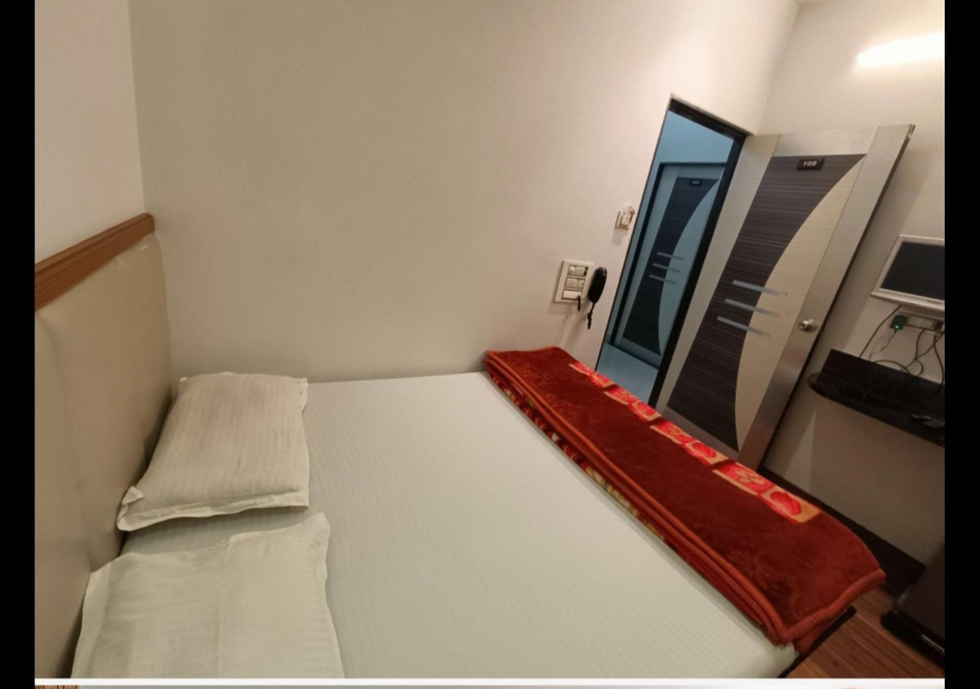 מומביי Hotel Broadway Colaba מראה חיצוני תמונה