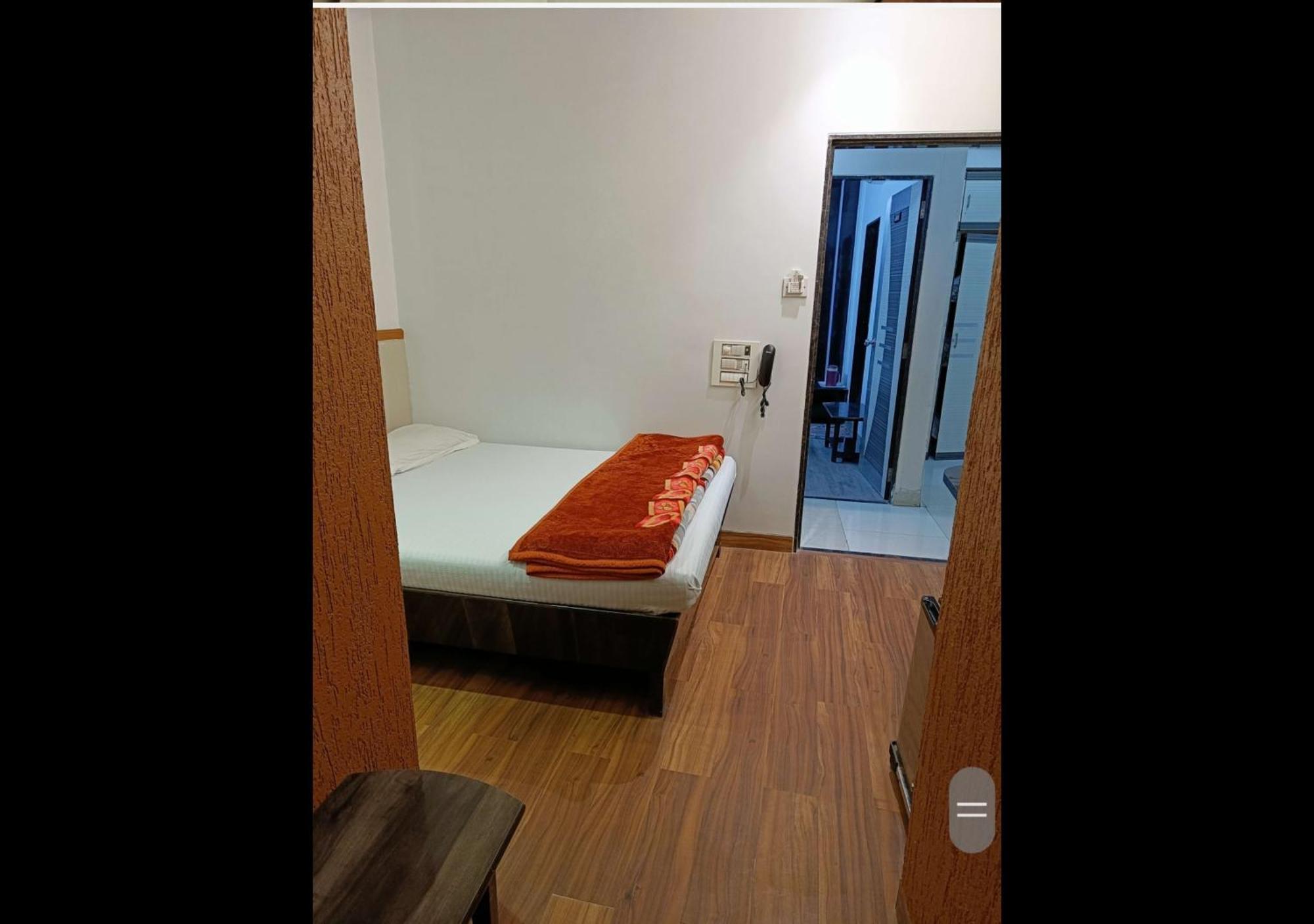 מומביי Hotel Broadway Colaba מראה חיצוני תמונה